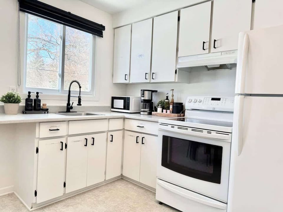 Les appareils modernes rendent la cuisine agréable dans cet espace charmant!