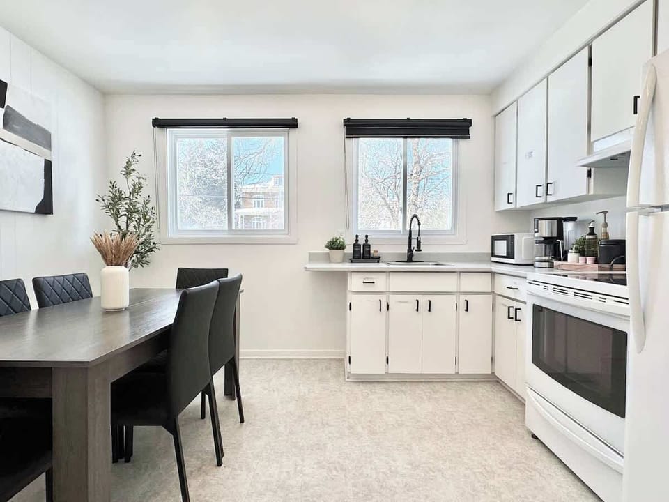 Espace lumineux et aéré avec un décor épuré, parfait pour les rassemblements et les aventures culinaires!