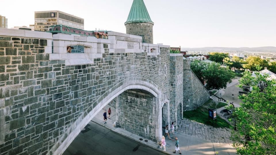 Les Murs de Québec se trouvent à 20 minutes en voiture (13 km). Les portes de la ville de Québec sont des ouvrages intégrés au système de murs et de fortifications entourant une partie de la ville. Il en existe actuellement quatre.