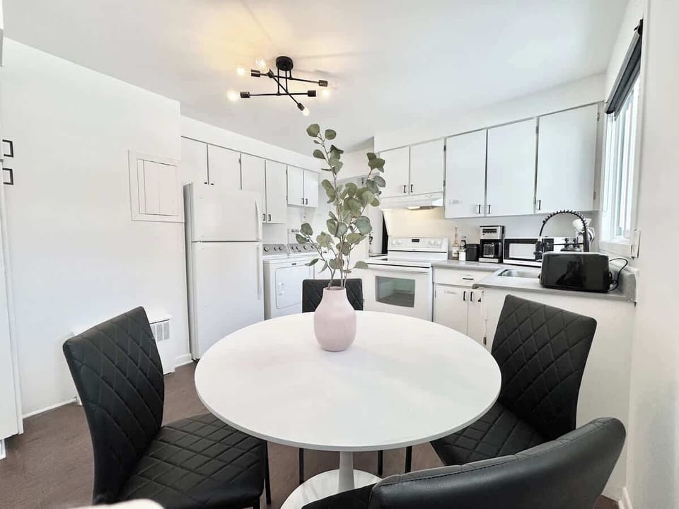 Espace lumineux et accueillant pour vous rassembler, avec un décor moderne et de nombreux équipements!