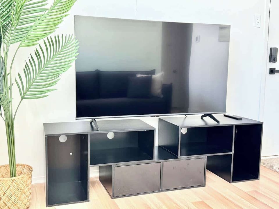 Le salon est équipé d'une télévision à écran plat pour des soirées cinéma relaxantes.