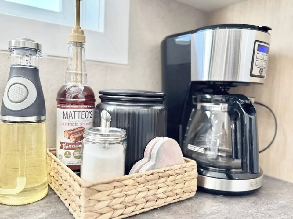 Préparez votre boisson matinale avec notre station de café haut de gamme et nos sirops sucrés!