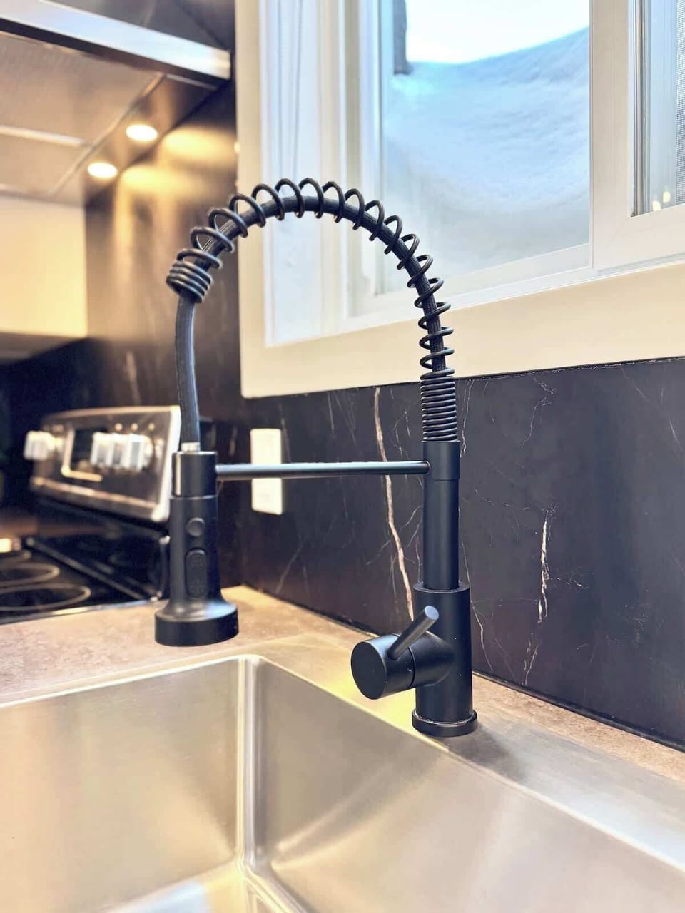 Le design moderne rencontre la fonctionnalité avec un élégant robinet noir.