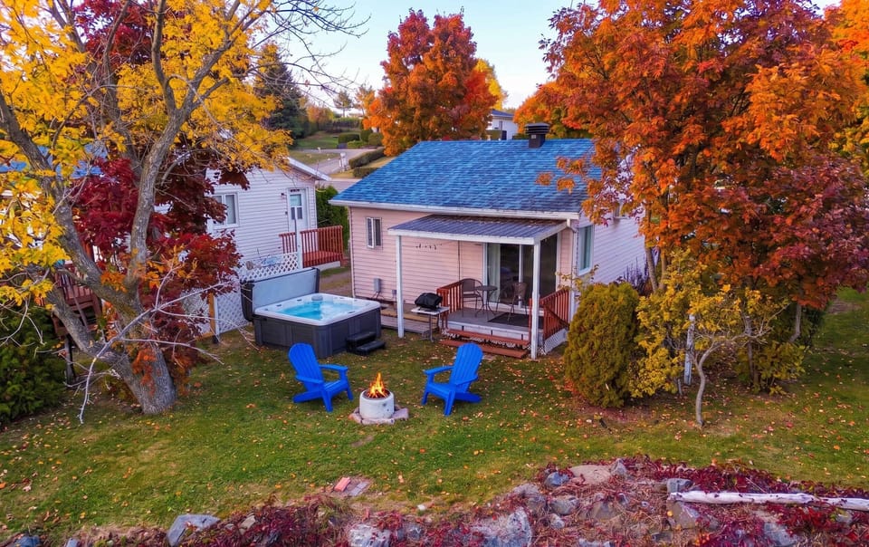 Profitez d’un espace extérieur paisible où nature, confort et vue sur le fleuve se rencontrent.