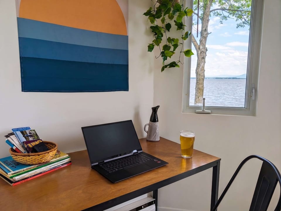 Un espace de travail confortable et lumineux pour rester productif tout en profitant du calme du chalet.