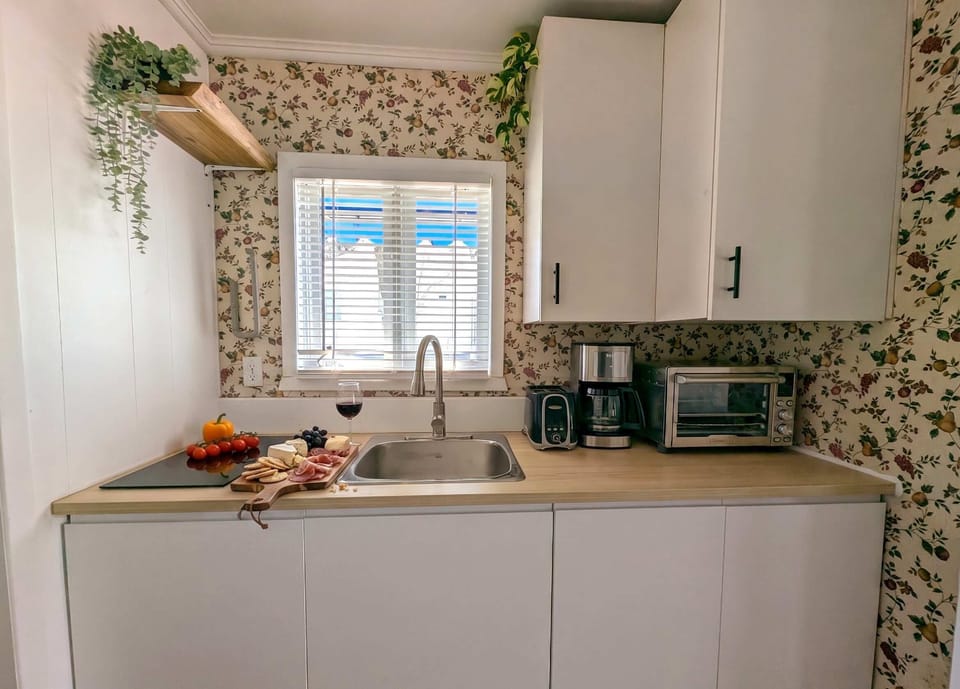 Un espace lumineux aux touches florales et aux électroménagers modernes qui rendent chaque moment en cuisine agréable et inspirant. Préparez vos repas dans une ambiance chaleureuse et élégante, parfaite pour tous vos plats.