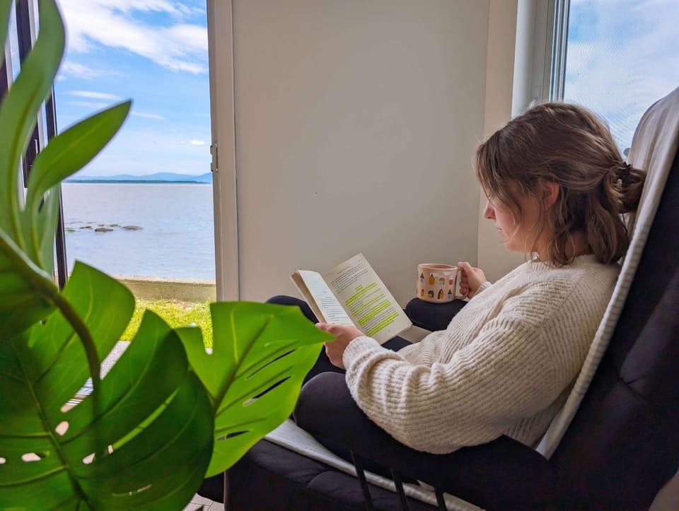 Savourez votre café du matin tout en admirant des vues splendides sur le lac et les montagnes paisibles. Un cadre raffiné où détente et élégance se conjuguent pour des instants uniques.