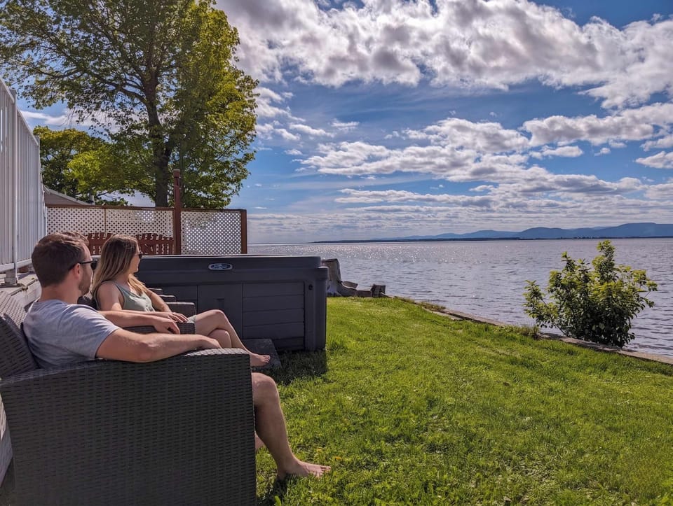 Détendez-vous dans des chaises Adirondack confortables, admirez la clarté du fleuve et profitez d’un moment de quiétude en vous balançant doucement dans le hamac.