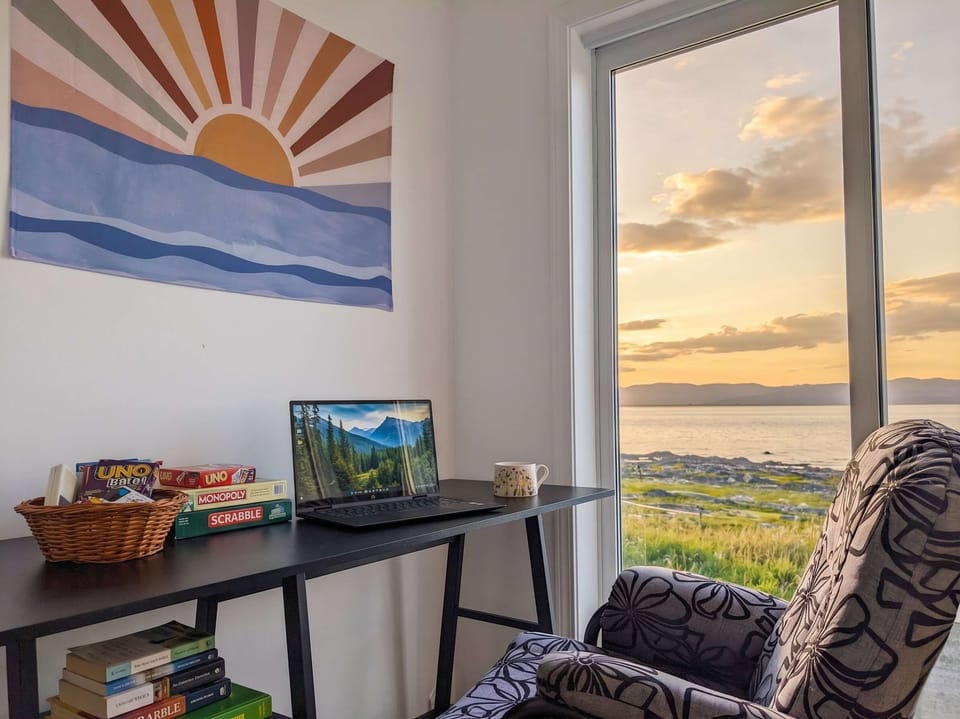 Bureau lumineux avec vue imprenable sur la baie, idéal pour la concentration et l’inspiration créative !