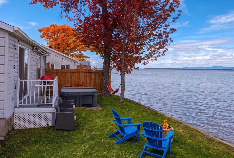 Profitez d'un grand espace extérieur pour vous détendre et vous ressourcer au bord du fleuve.