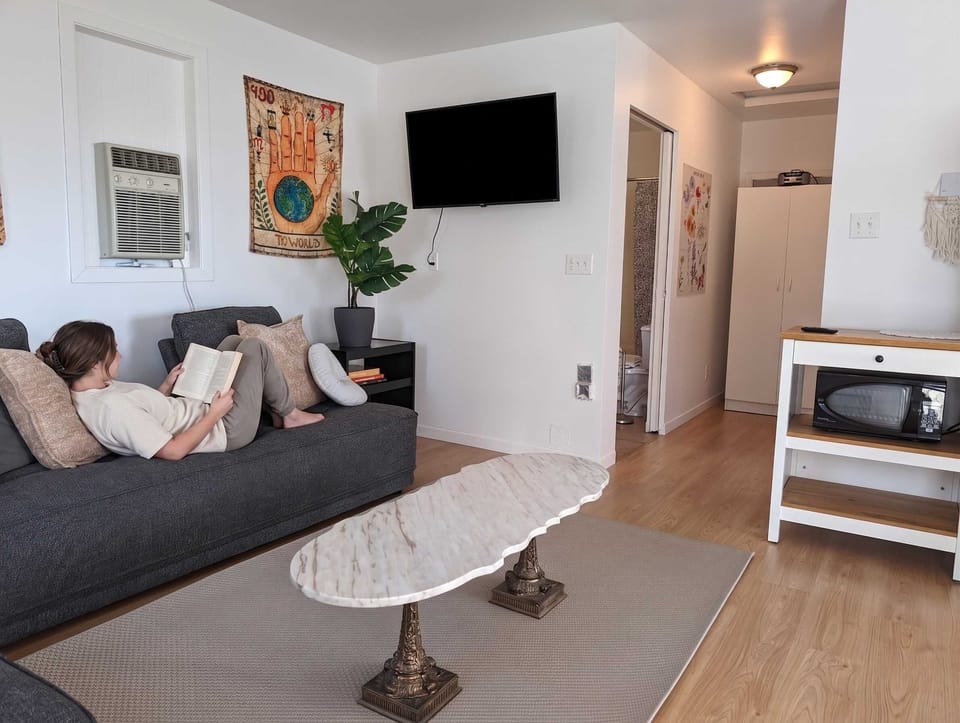 Un espace chaleureux conçu pour relaxer, lire ou admirer le coucher du soleil.