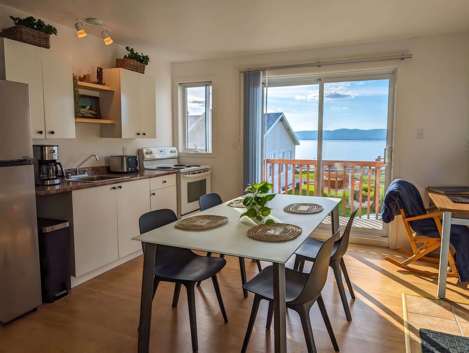 Espace lumineux et aéré avec une vue splendide sur le fleuve, idéal pour des repas conviviaux et des souvenirs inoubliables.