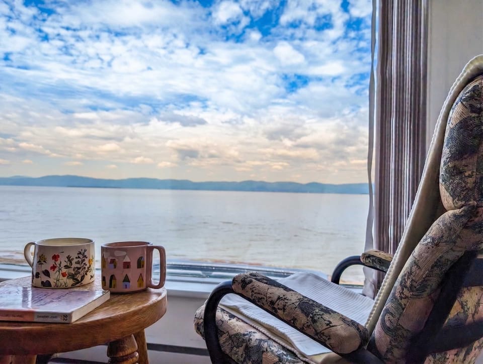Un café matinal face à l'infini bleu. L'endroit parfait pour s'arrêter, respirer et laisser l'horizon côtier apaiser votre esprit.