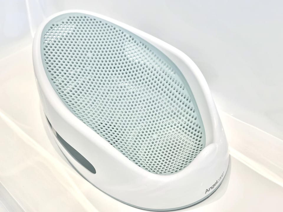 L'heure du bain simplifiée ! Notre salle de bain bien aménagée offre l'espace parfait pour nettoyer les tout-petits sans tracas. Moins de stress, plus d'éclaboussures!