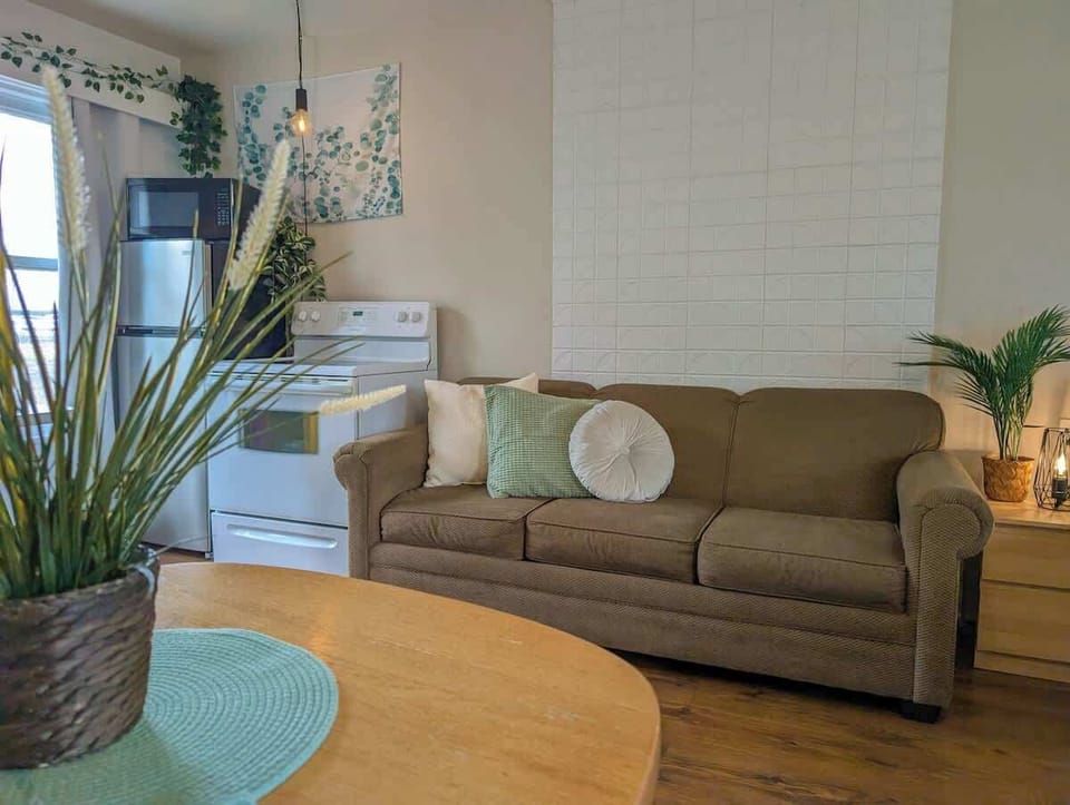 Salon lumineux au décor moderne : un espace chaleureux pour se détendre ou recevoir.