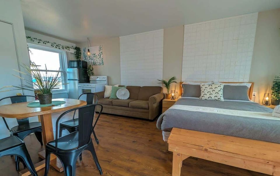 Espace lumineux au décor plein de charme, refuge cosy pour se détendre avant vos escapades.