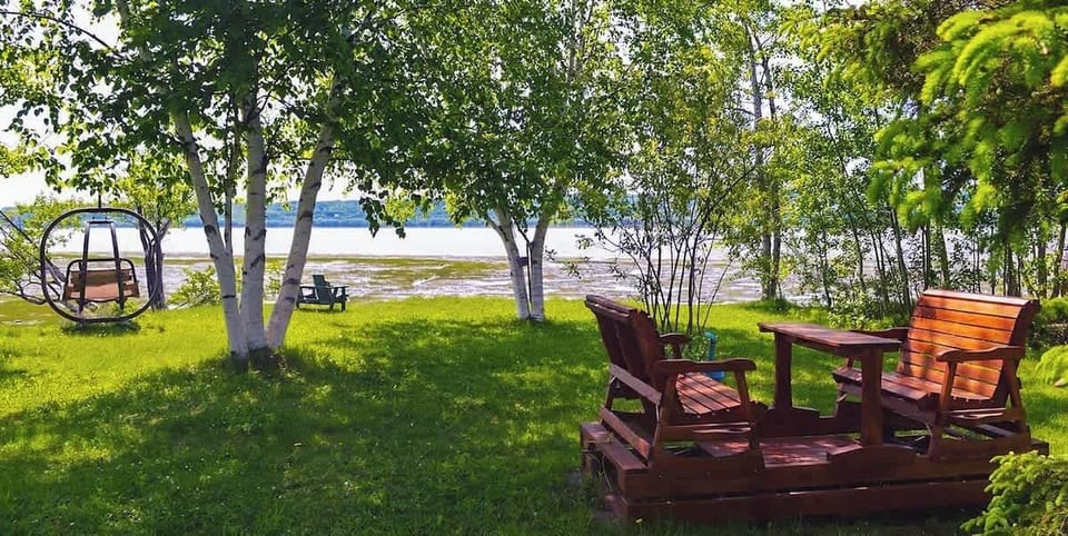 Refuge riverain : confort stylé et vue sur la nature pour une pause détente bien