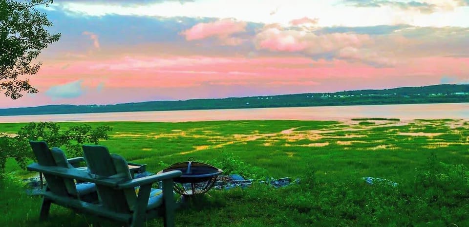 Détente assurée avec vue splendide sur l’eau et couchers de soleil éclatants pour des instants inoubliables.