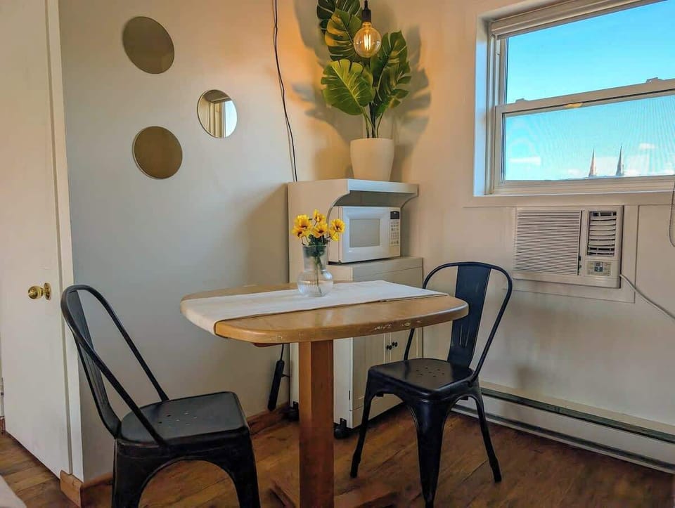 Déco pleine de charme, idéal pour un café matinal et des conversations ensoleillées.