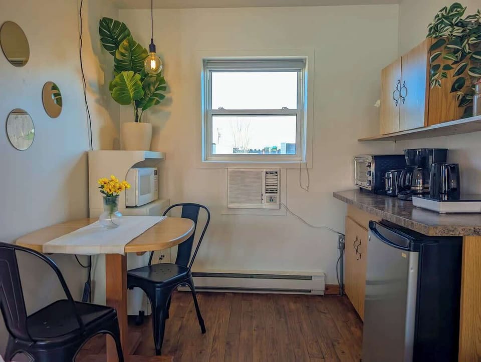 Coin repas lumineux : savourez vos repas avec vue dans une ambiance joyeuse grâce à une déco pleine de pep.