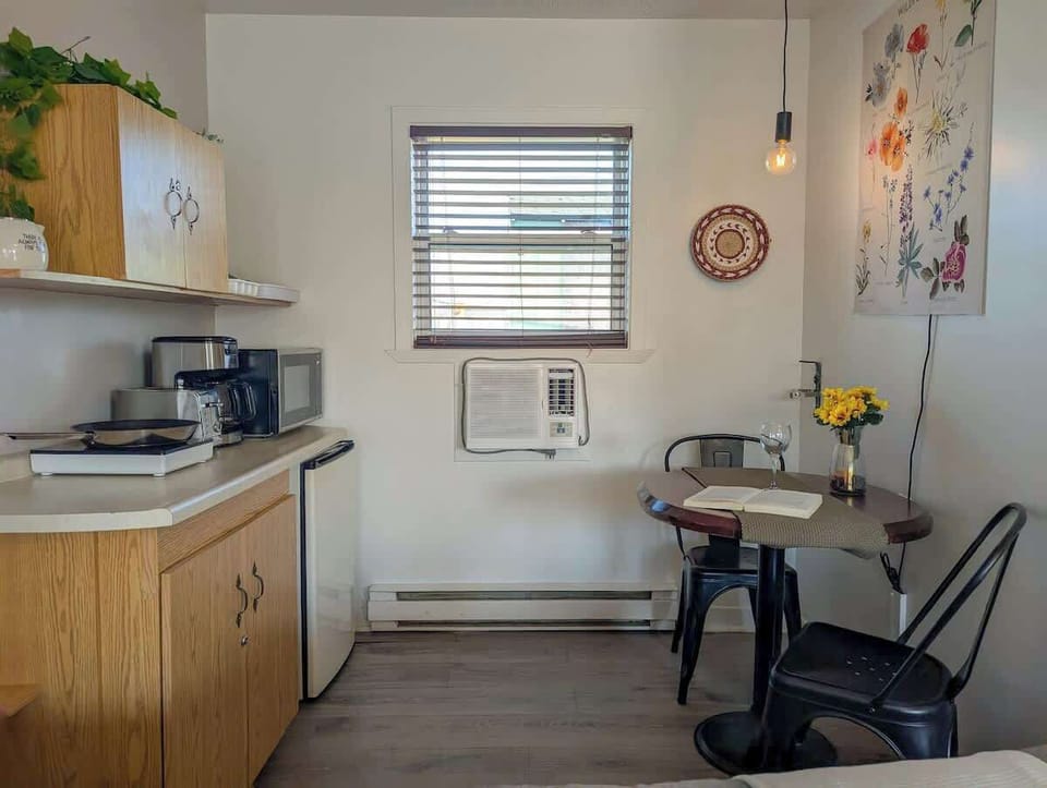Kitchenette charmante : savourez des repas en tête-à-tête à une table élégante, baignée de lumière naturelle — ambiance douce et conviviale garantie.









