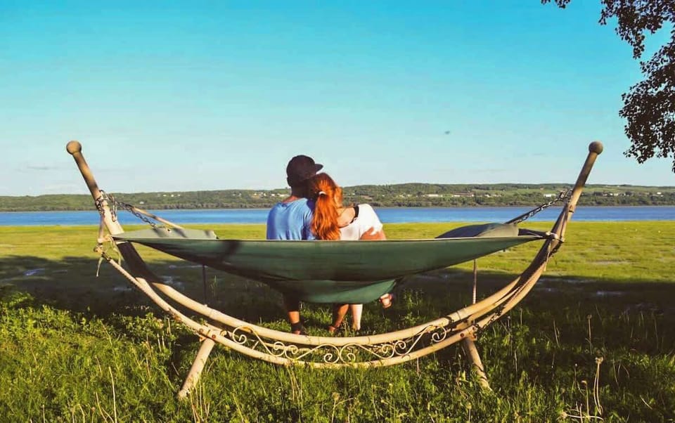 Paradis du hamac : détendez-vous à deux face au fleuve, bercés par la brise légère — l’escapade idéale en duo.