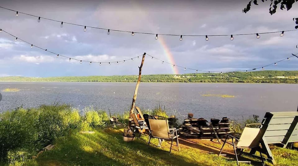Retraite au bord du lac : Vivez des soirées magiques sous des guirlandes lumineuses, avec la possibilité d’admirer de superbes arcs-en-ciel sur l’eau.