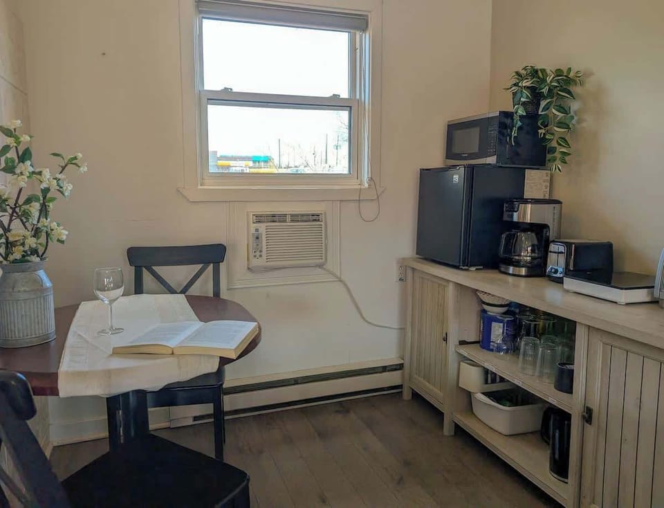 Coin repas lumineux : Commencez la journée avec un café ou savourez un bon repas dans un espace ensoleillé, équipé d’appareils modernes et élégants.
