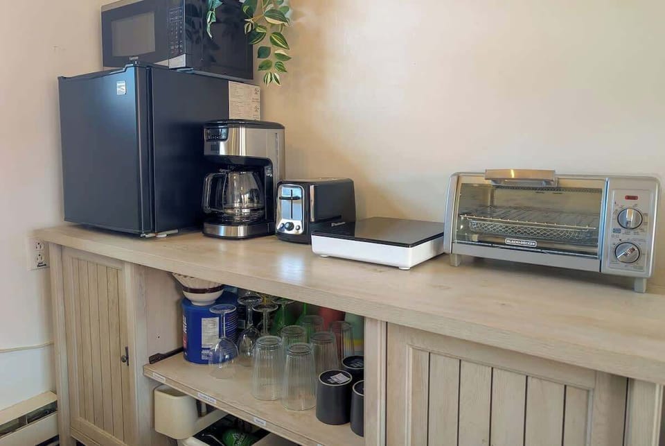 Kitchenette moderne : Préparez vos plats préférés dans un espace entièrement équipé avec des appareils contemporains, parfait pour toutes vos envies culinaires.