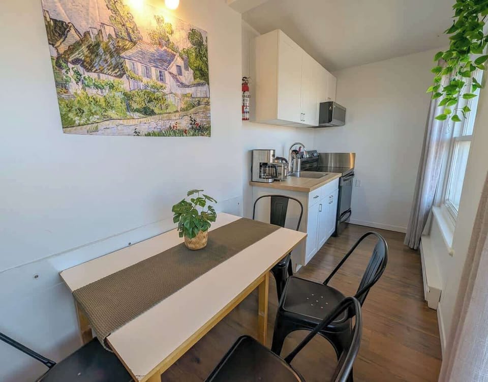 Commencez la journée avec un café ou partagez un repas dans un espace lumineux au décor moderne et à l’atmosphère conviviale.