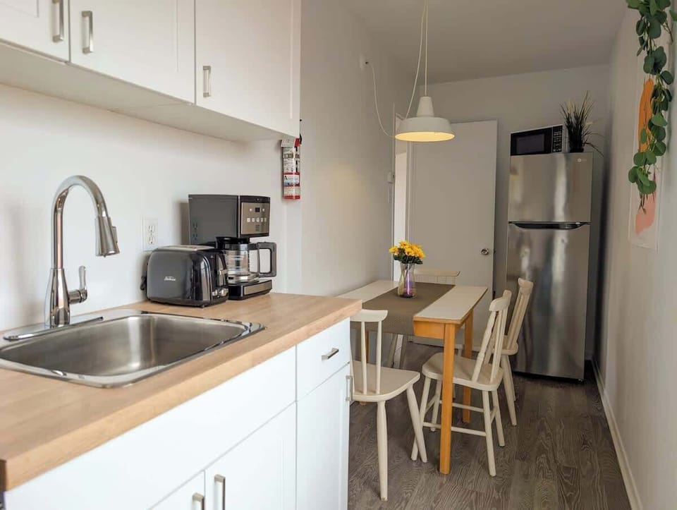 Préparez vos plats préférés dans un espace entièrement équipé avec des appareils contemporains, parfait pour toutes vos envies culinaires.