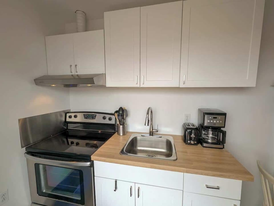 Cuisinez facilement dans un espace moderne et élégant avec des appareils de qualité, idéal pour vos aventures culinaires à Sainte-Anne-de-Beaupré.
