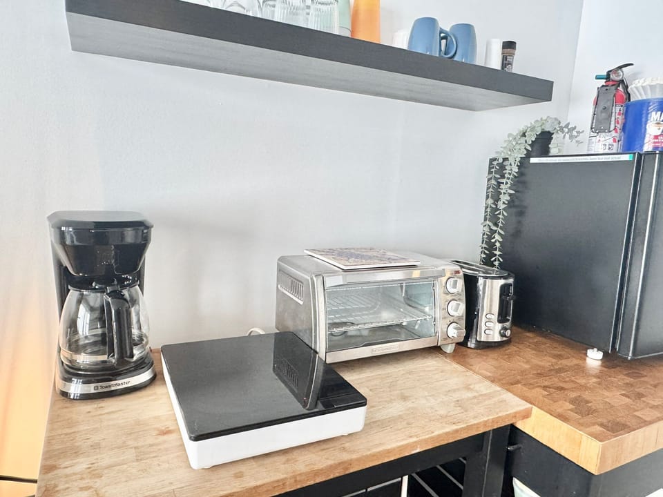 Le début parfait pour votre journée. Une cuisinette compacte et lumineuse qui simplifie votre rituel matinal pour vous permettre de profiter de l'air marin plus rapidement.