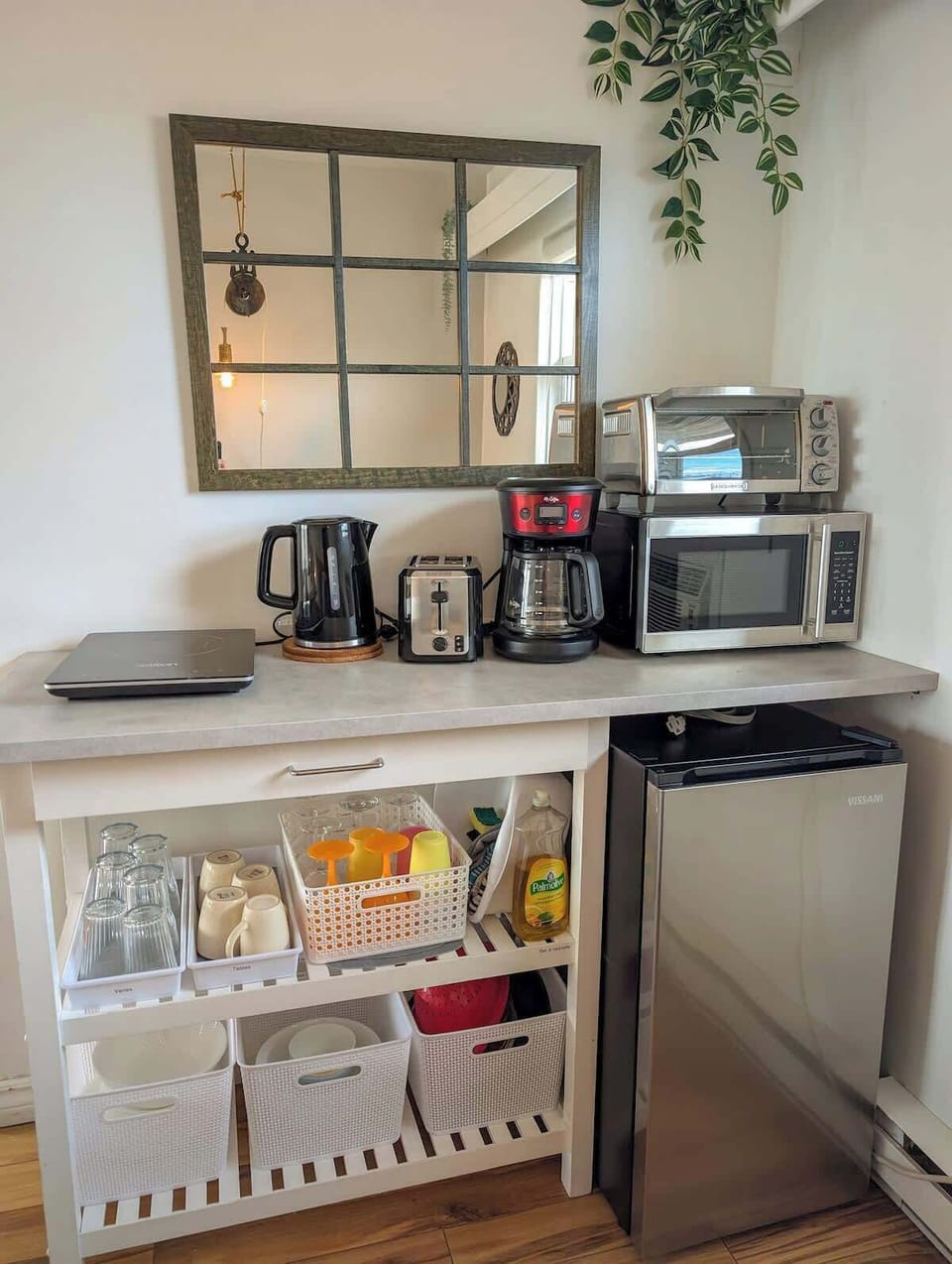 Cuisinez facilement dans un espace bien équipé avec des appareils modernes, idéal pour vos aventures culinaires.

