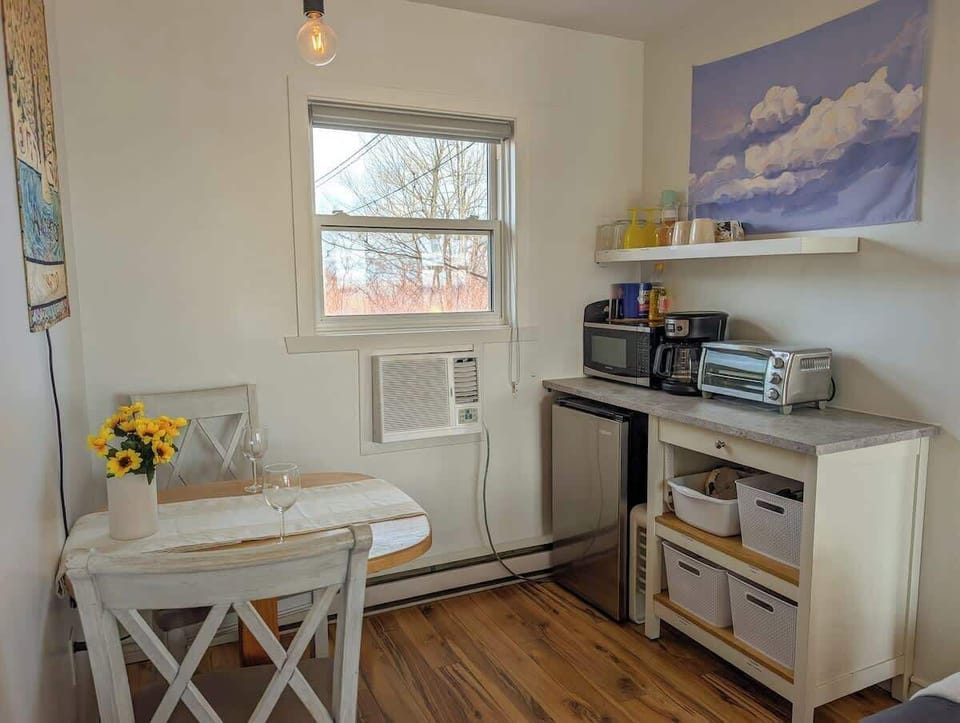 Espace lumineux pour deux avec appareils modernes, idéal pour préparer et partager de délicieux repas.
