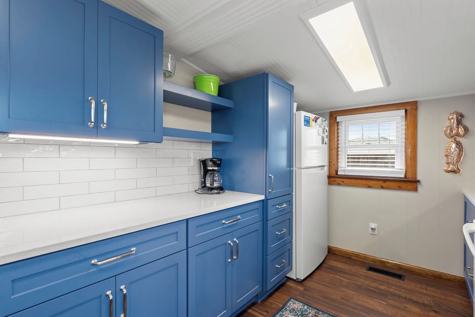 KDN2702: The Barn | Mid Level Kitchen