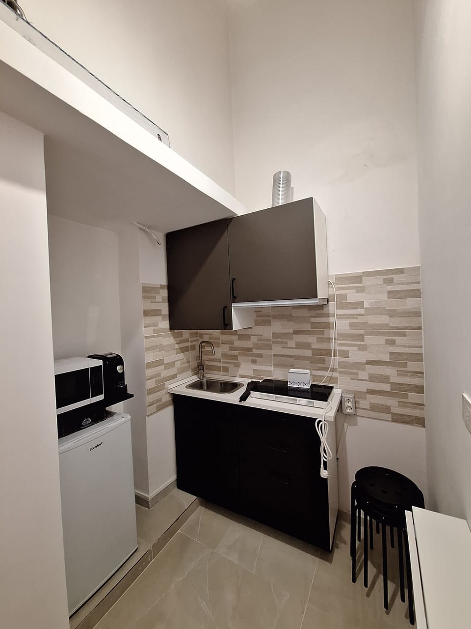Comfort Apartment, City View | Private kitchen | Mini-fridge, microwave, espresso maker, electric kettle