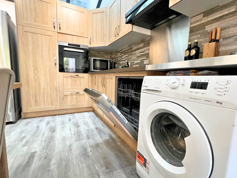 Classic House, Courtyard View | Private kitchen | Full-size fridge, microwave, oven, stovetop
