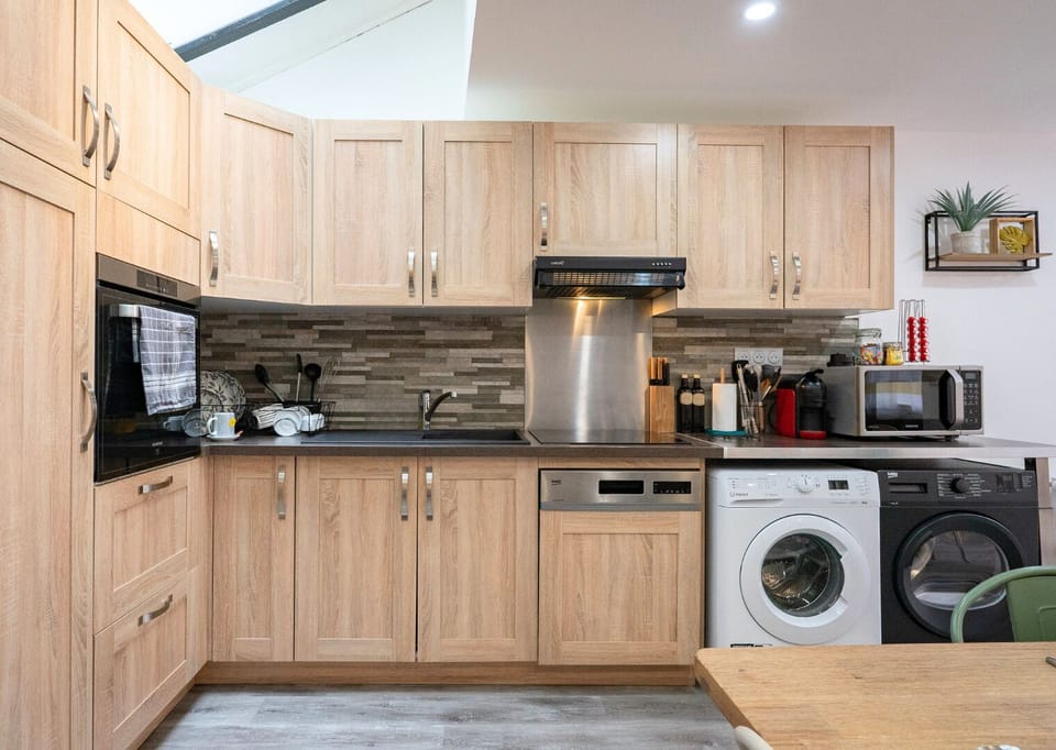 Classic House, Courtyard View | Private kitchen | Full-size fridge, microwave, oven, stovetop