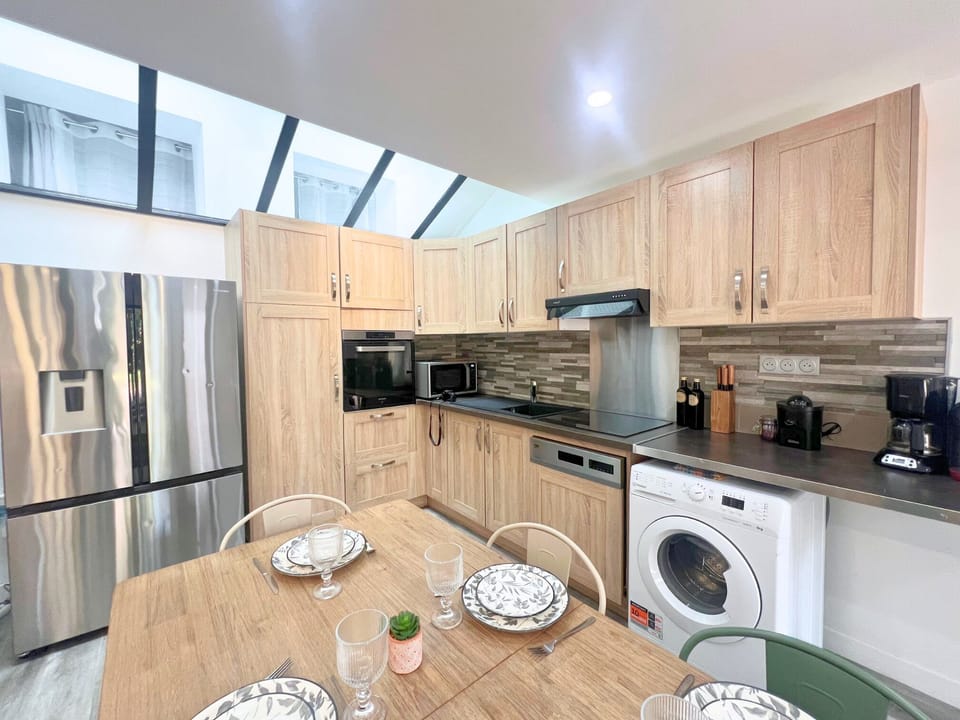 Classic House, Courtyard View | Private kitchen | Full-size fridge, microwave, oven, stovetop