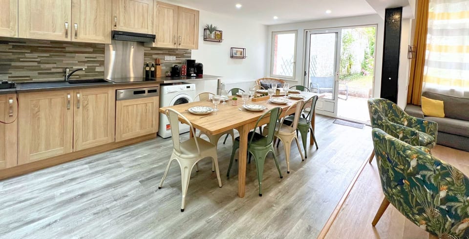 Classic House, Courtyard View | Living area | 80-cm flat-screen TV with digital channels, video-game console, Netflix