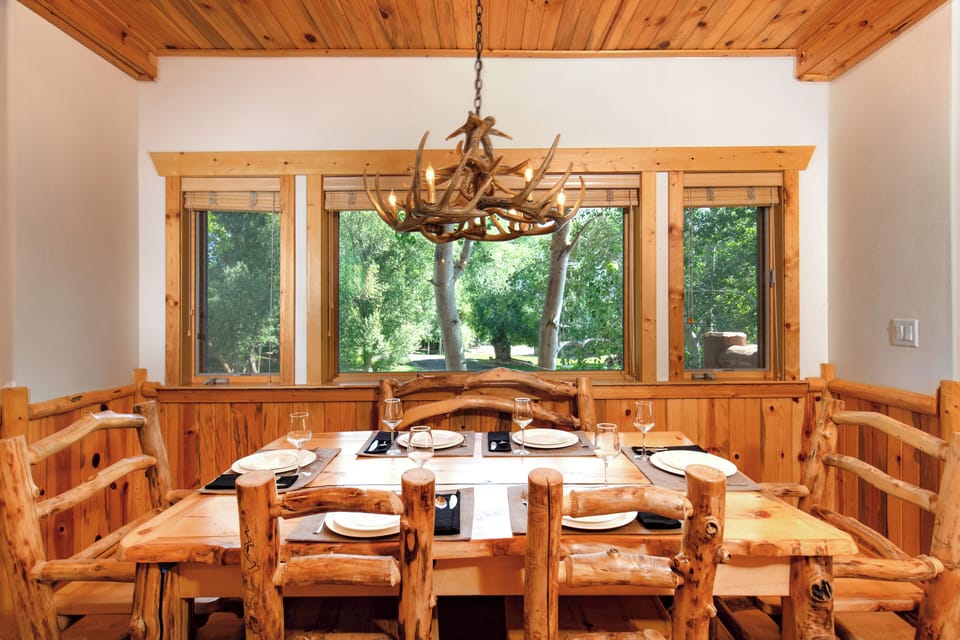 Timber Wolf Lodge 7C has a dining area that has seating for 6 guest and classic log furniture.
