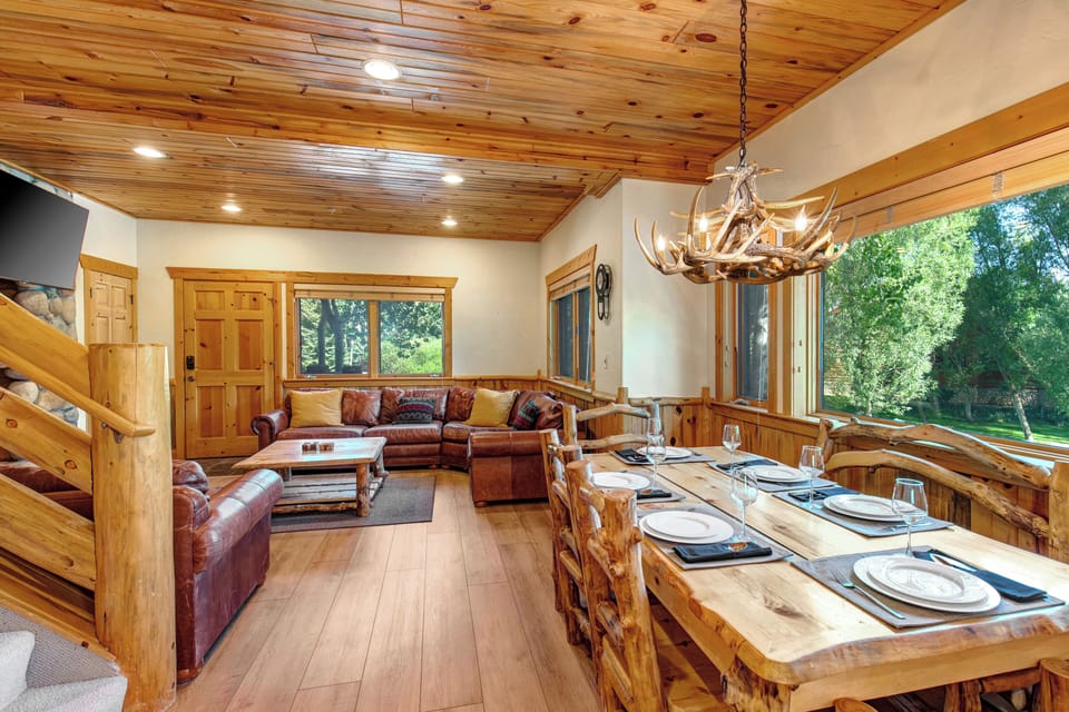 Timber Wolf Lodge 7C has a dining area that opens to the living room area.
