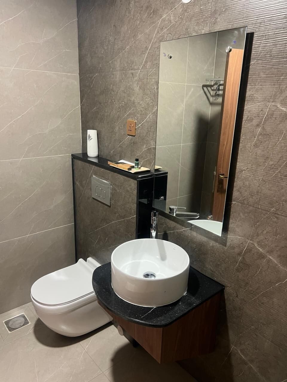 Superior Double Room | Bathroom | Shower, bidet, towels