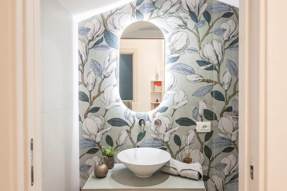 Comfort Room | Bathroom | Shower, free toiletries, hair dryer, towels