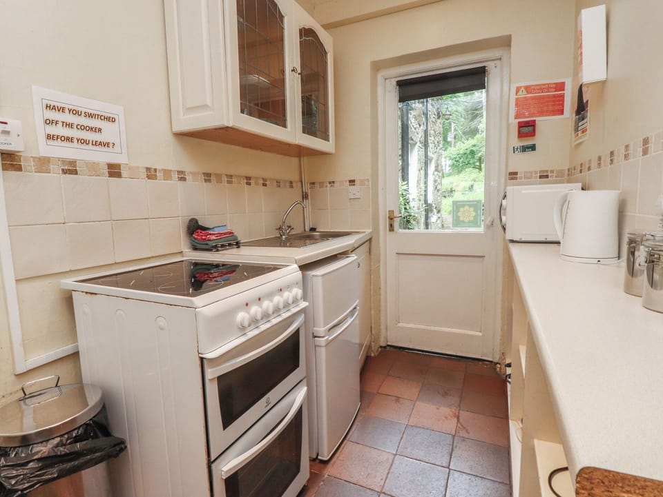 Fridge, microwave, toaster, cookware/dishes/utensils