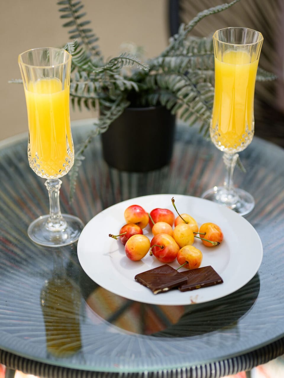 A refreshing welcome: fresh oranges to make you feel right at home.
