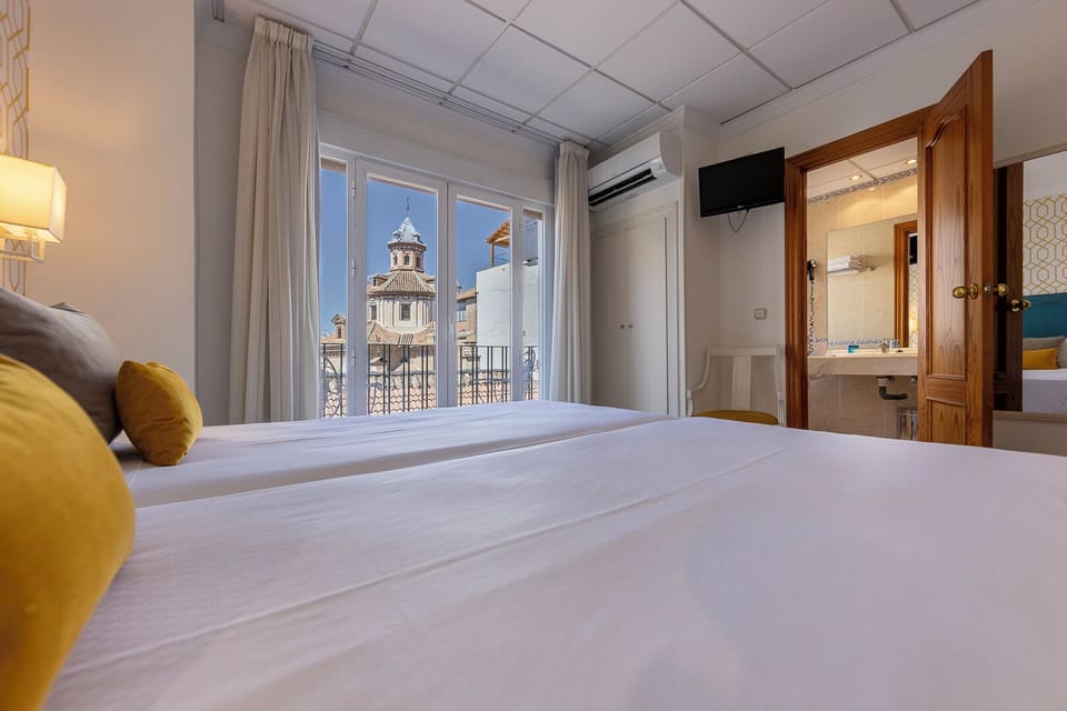 Twin Room | Desk, free cribs/infant beds, rollaway beds, free WiFi
