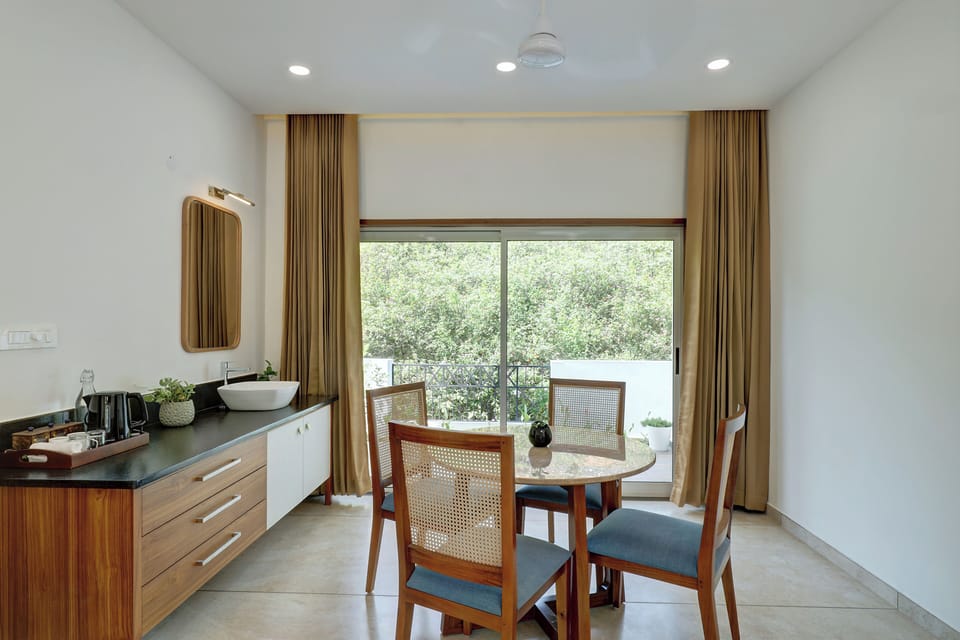 Family Room, Patio, Garden View | In-room dining