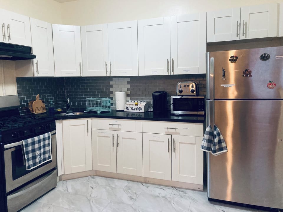 FULL KITCHEN